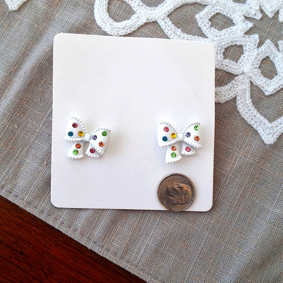💥SALE💥NEW White Multi-Color Rhinestone Bow Earrings - Picture 2 of 4
